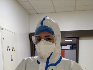 Nejtěžší při práci na COVID oddělení je beznaděj a zármutek rodin, říká mladá lékařka Andrea Čoláková