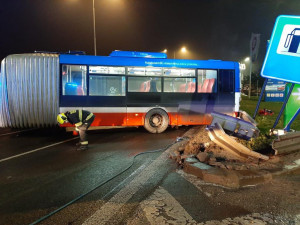 FOTO: Nehoda autobusu MHD zablokovala výjezd z Prahy na D8