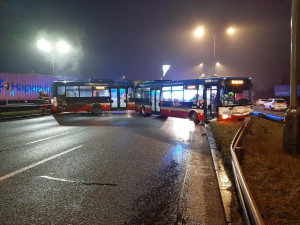 FOTO: Nehoda autobusu MHD zablokovala výjezd z Prahy na D8