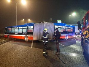 FOTO: Nehoda autobusu MHD zablokovala výjezd z Prahy na D8