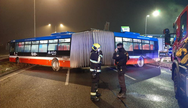 FOTO: Nehoda autobusu MHD zablokovala výjezd z Prahy na D8