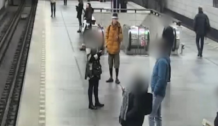 VIDEO: Muž s nožem útočí na ženy v Praze. Kriminalisté ho zatím nechytili