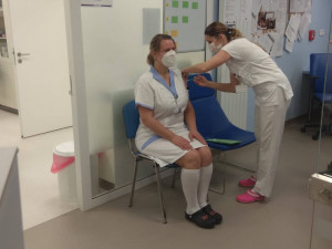 V Praze bude očkovat i Český červený kříž. Pomůže hlavně v domovech pro seniory