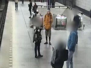 VIDEO: Muž s nožem útočí na ženy v Praze. Kriminalisté ho zatím nechytili