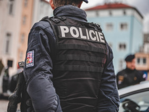 Pražský policista je obžalovaný z korupce. Může jít až na dvanáct let do vězení