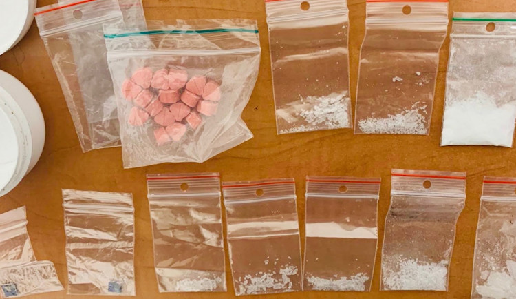 VIDEO: Policisté v Praze 3 na Nový rok našli u řidiče v autě drogy