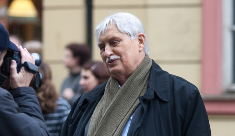 Jiří Dienstbier byl nepřehlédnutelnou postavou disentu i politiky ČR. Od jeho smrti uplynulo deset let