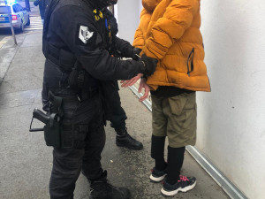 FOTO, VIDEO: Policisté zadrželi muže, který v Praze ohrožoval nožem několik žen