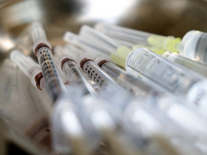Do Prahy dnes dorazilo zhruba 25 tisíc dávek vakcíny proti koronaviru. Začalo očkování v domovech pro seniory