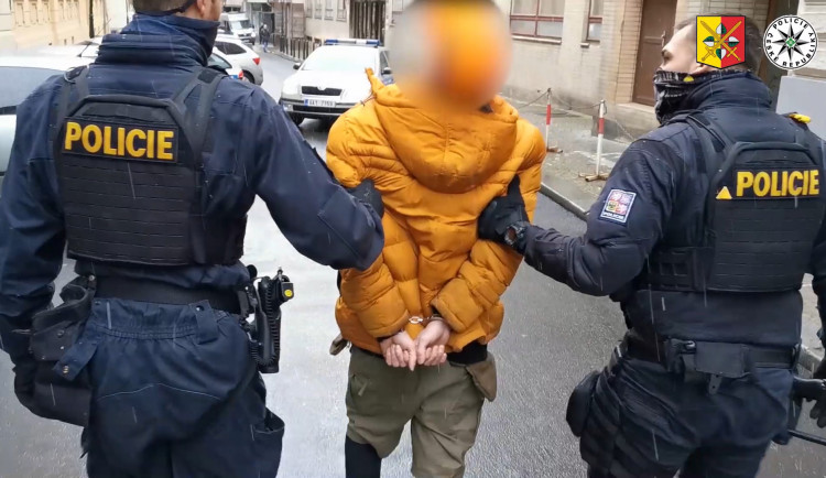 FOTO, VIDEO: Policisté zadrželi muže, který v Praze ohrožoval nožem několik žen