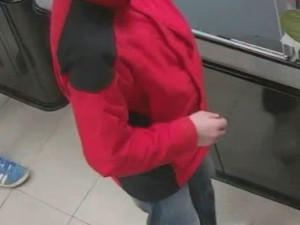 FOTO, VIDEEO: Policisté pátrají po dvojici, která v Kobylisích zbila a okradla muže. Neviděli jste je?