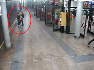 FOTO, VIDEEO: Policisté pátrají po dvojici, která v Kobylisích zbila a okradla muže. Neviděli jste je?