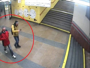 FOTO, VIDEEO: Policisté pátrají po dvojici, která v Kobylisích zbila a okradla muže. Neviděli jste je?