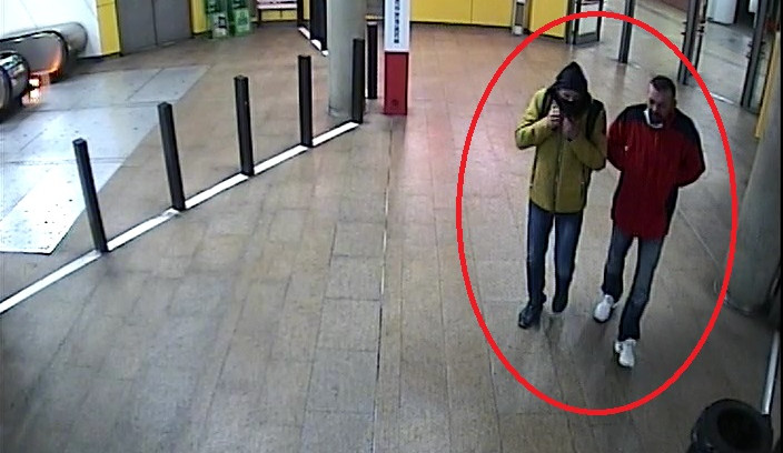 FOTO, VIDEEO: Policisté pátrají po dvojici, která v Kobylisích zbila a okradla muže. Neviděli jste je?