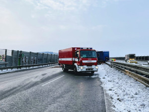FOTO: Kamion prorazil svodidla na dálnici ve směru na letiště. Z nádrže vyteklo 400 litrů nafty