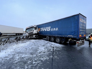FOTO: Kamion prorazil svodidla na dálnici ve směru na letiště. Z nádrže vyteklo 400 litrů nafty