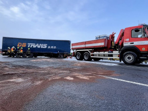FOTO: Kamion prorazil svodidla na dálnici ve směru na letiště. Z nádrže vyteklo 400 litrů nafty