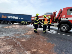 FOTO: Kamion prorazil svodidla na dálnici ve směru na letiště. Z nádrže vyteklo 400 litrů nafty