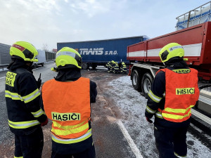 FOTO: Kamion prorazil svodidla na dálnici ve směru na letiště. Z nádrže vyteklo 400 litrů nafty