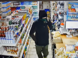 FOTO, VIDEO: Policisté pátrají po ozbrojeném nebezpečném muži, který v Praze 3 přepadl večerku