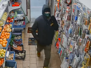 FOTO, VIDEO: Policisté pátrají po ozbrojeném nebezpečném muži, který přepadl v Praze 3 večerku