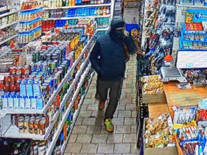 FOTO, VIDEO: Policisté pátrají po ozbrojeném nebezpečném muži, který přepadl v Praze 3 večerku