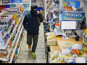 FOTO, VIDEO: Policisté pátrají po ozbrojeném nebezpečném muži, který přepadl v Praze 3 večerku