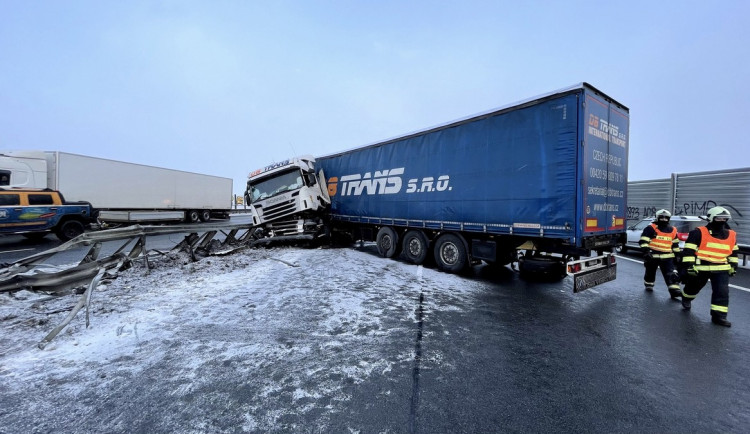 FOTO: Kamion prorazil svodidla na dálnici ve směru na letiště. Z nádrže vyteklo 400 litrů nafty