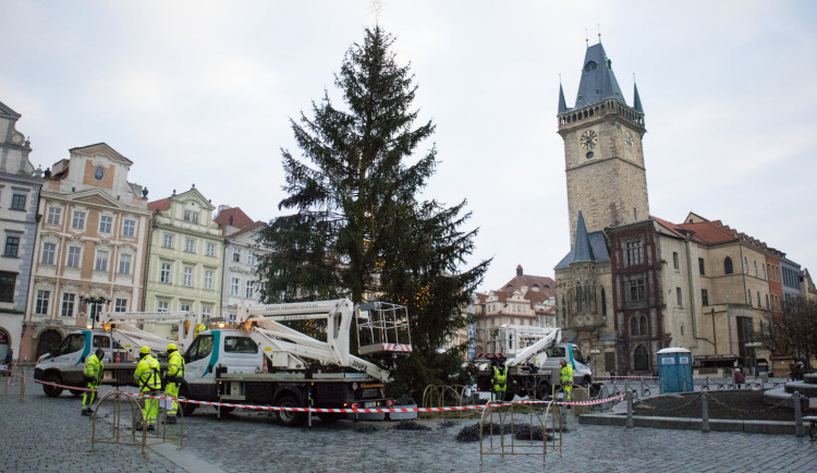 FOTO: Podívejte se, jak probíhalo odstrojování vánočního stromu na Staroměstském náměstí. Co s ním bude dál?
