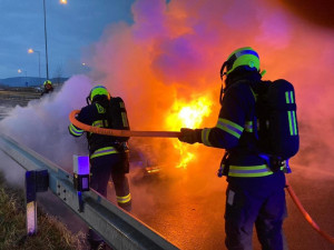 FOTO, VIDEO: U Radotínského mostu hořelo auto. Hasiči požár rychle zlikvidovali