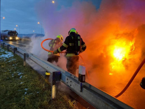 FOTO, VIDEO: U Radotínského mostu hořelo auto. Hasiči požár rychle zlikvidovali
