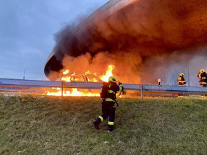 FOTO, VIDEO: U Radotínského mostu hořelo auto. Hasiči požár rychle zlikvidovali