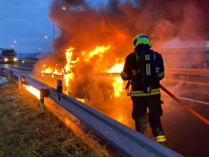 FOTO, VIDEO: U Radotínského mostu hořelo auto. Hasiči požár rychle zlikvidovali
