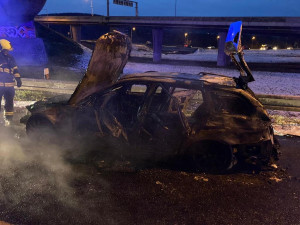 FOTO, VIDEO: U Radotínského mostu hořelo auto. Hasiči požár rychle zlikvidovali