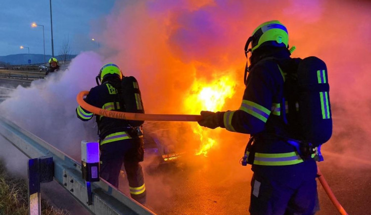 FOTO, VIDEO: U Radotínského mostu hořelo auto. Hasiči požár rychle zlikvidovali