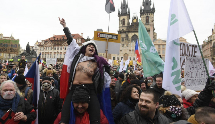 FOTO: V centru Prahy demonstrovaly tři tisíce lidí proti vládním opatřením