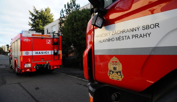 Při požáru rodinného domu v Praze byl nalezen mrtvý člověk