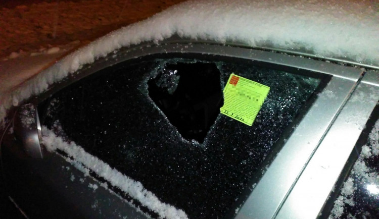 VIDEO: Strážníci zadrželi dva podezřelé muže, kteří se pokusili vykrást zaparkovaná auta