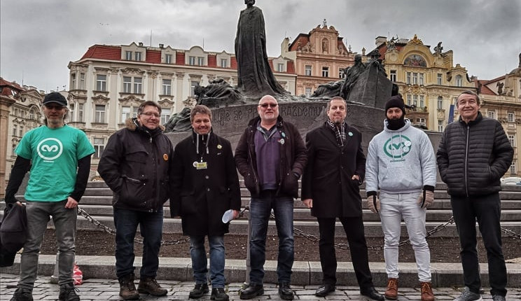Zastupitel Prahy 6 Dočekal moderoval demonstraci na Staromáku. Opozice volá po jeho vyloučení