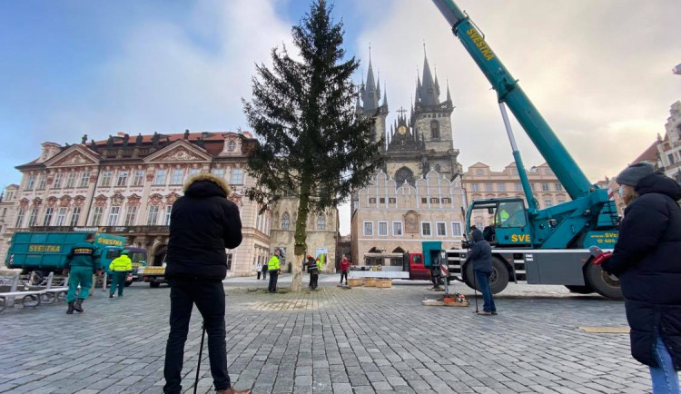 FOTO: Ze Staroměstského náměstí již zmizel vánoční strom. Z kmene bude nábytek pro domov seniorů