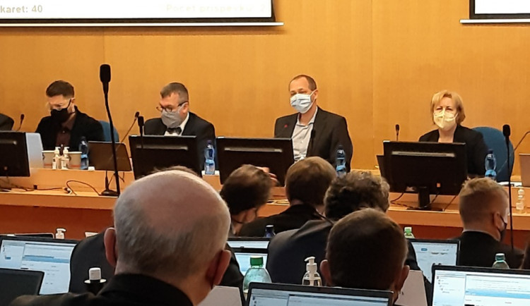 Vedení Karlovarského kraje přijalo rezignaci představenstva nemocnice