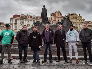 Zastupitel Prahy 6 Dočekal moderoval demonstraci na Staromáku. Opozice volá po jeho vyloučení