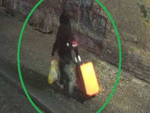 FOTO, VIDEO: „To je bomba, vojáku!“ Muž nechal před Hradem kufr s domnělou výbušninou a rychle odešel