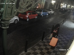 FOTO, VIDEO: „To je bomba, vojáku!“ Muž nechal před Hradem kufr s domnělou výbušninou a rychle odešel