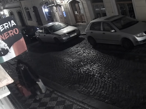 FOTO, VIDEO: „To je bomba, vojáku!“ Muž nechal před Hradem kufr s domnělou výbušninou a rychle odešel