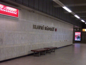 Sebevražda na Hlavním nádraží. Muž, kterého srazilo metro, na místě zemřel