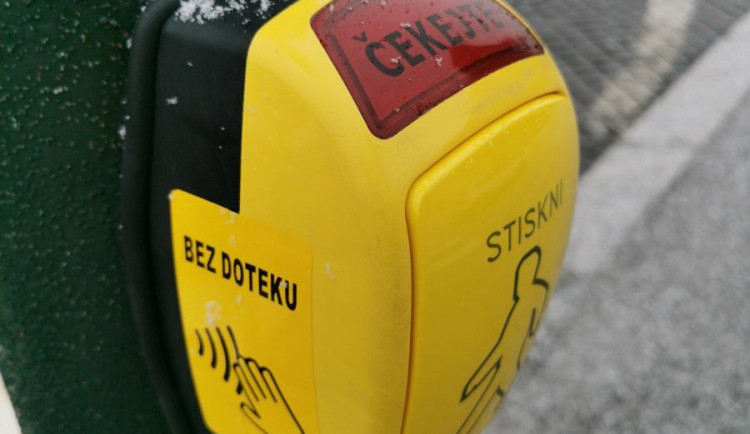 Bez doteku. Praha představila nové bezkontaktní tlačítko pro chodce