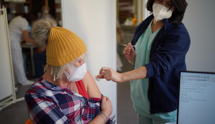 Praha 2 zřídila informační linku pro seniory kvůli očkování