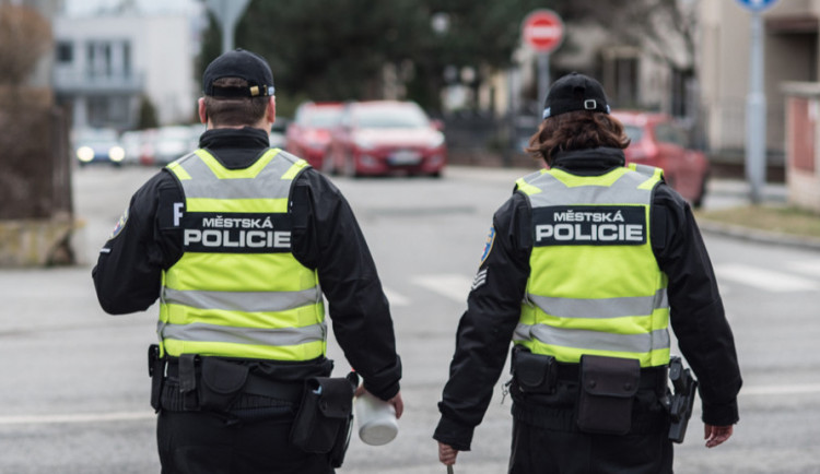 Karlovarský kraj zařadil strážníky městské policie mezi prioritní skupinu očkovaných