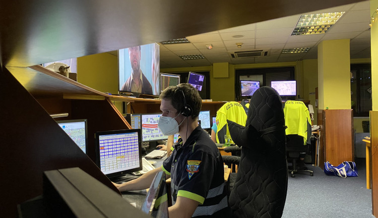 Pražští záchranáři budou místo telefonů komunikovat elektronicky. Příští rok i s nemocnicemi